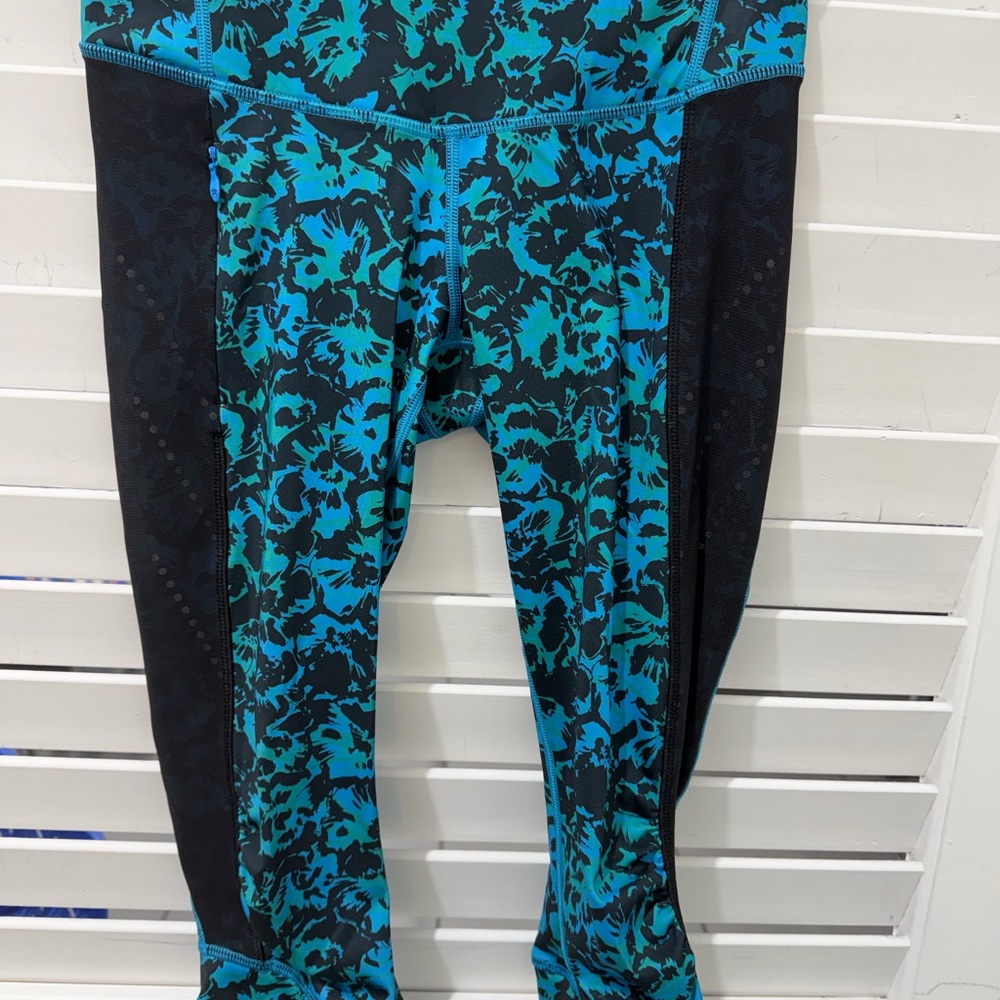 Lululemon Womens Size 4 Black/Blue Flower 'Stop At Nothing Crop' Leggings
